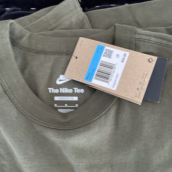 NWT Nike loose fit Tee olive green color size medium - Picture 2 of 2